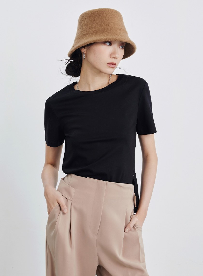 素面背簍空細節短袖上衣